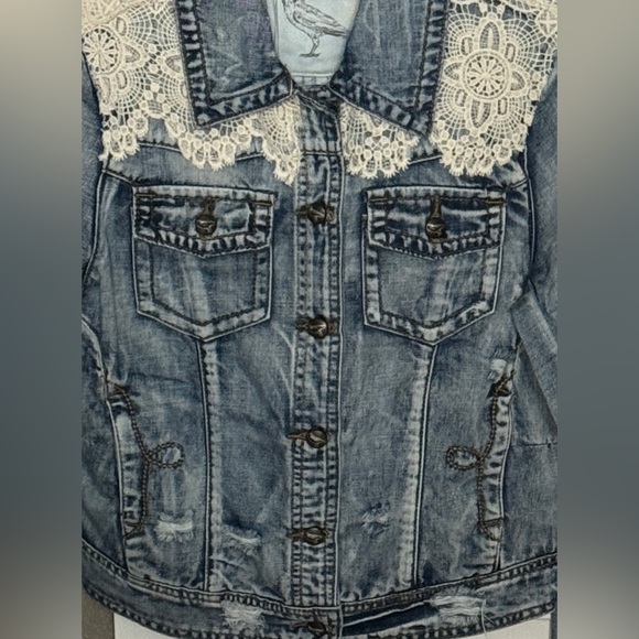 **NEW** - WOMEN’S DENIM DISTRESSED BLUE JEAN JACKET W/LACE (SMALL) - Picture 5 of 8